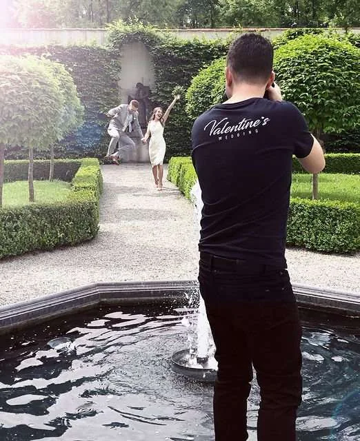 Ein Mitglied des Valentine’s-Wedding-Teams filmt ein Brautpaar im Garten.