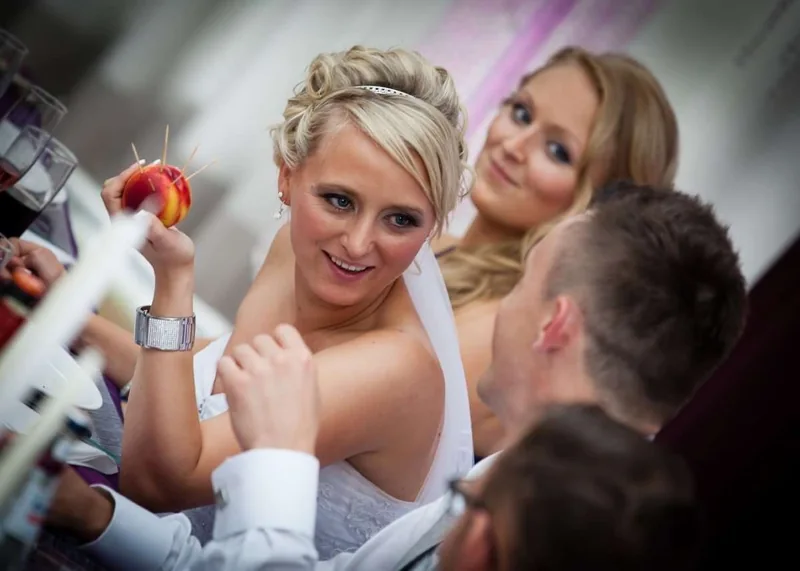 Ausgelassene Stimmung mit der Braut und Gästen an der Hochzeitstafel.