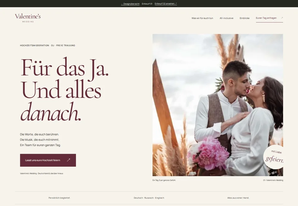 Vorschau des Editorial-Entwurfs mit weinroter Serifenschrift und großem Paarfoto.